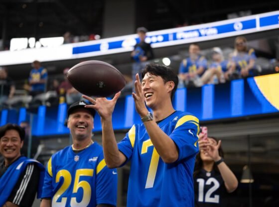 Son Heung-min, do LAFC, sorri ao pegar uma bola de futebol antes de um jogo do Rams-49ers no SoFi Stadium.