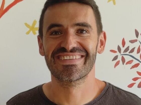 Foto de Ernest Queralt sorrindo.