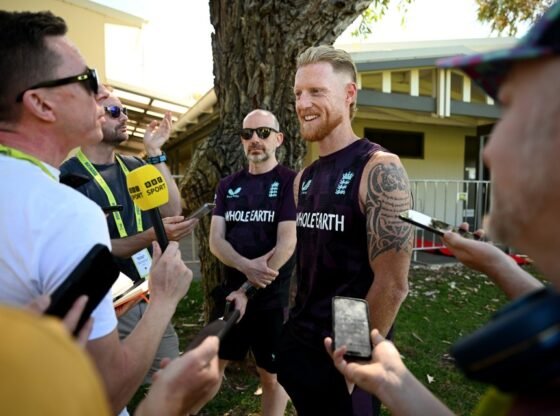 O capitão de críquete da Inglaterra, Ben Stokes, sendo entrevistado por membros da mídia, incluindo um repórter da BBC Sport.
