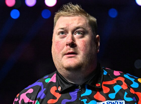 Brendan Dolan olhando para cima.