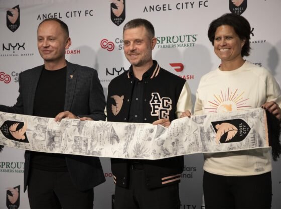 Alexander Straus, centro, é apresentado como técnico do Angel City por Mark Parsons, à esquerda, e Julie Uhrman.