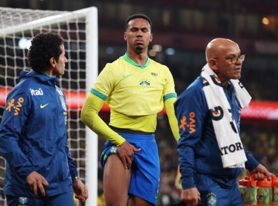 Gabriel Magalhães, do Brasil, reage ao ser substituído após sofrer uma lesão.