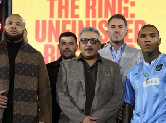 Os boxeadores Chris Eubank Jr. e Conor Benn com os organizadores em um evento de boxe.