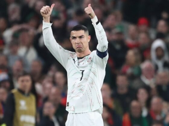 Cristiano Ronaldo, de Portugal, faz sinal de positivo após receber cartão vermelho.