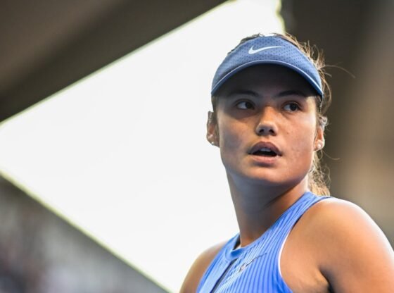 Emma Raducanu, da Grã-Bretanha, reage durante uma partida de tênis.