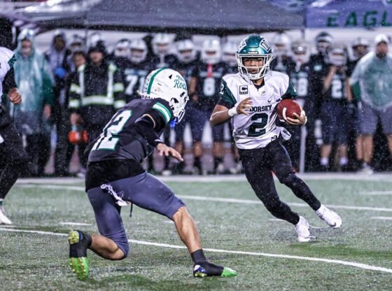 O wide receiver de Dorsey, Stafon Johnson, corre com a bola contra Eagle Rock.