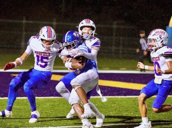 Christian Gomez, do Garfield, enfrenta Malachi Ross, do Palisades, na linha de cinco jardas.
