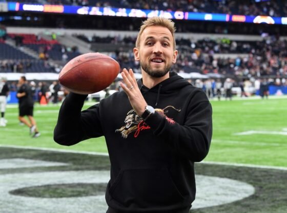 Harry Kane arremessa no jogo da NFL.