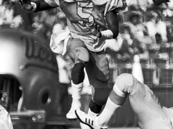 O safety Kenny Easley devolve um chute.