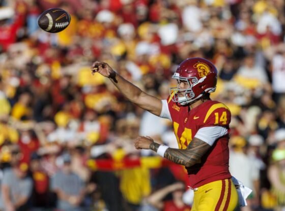 O quarterback do USC Jayden Maiava lança a bola contra o Michigan em 11 de outubro no Coliseu.