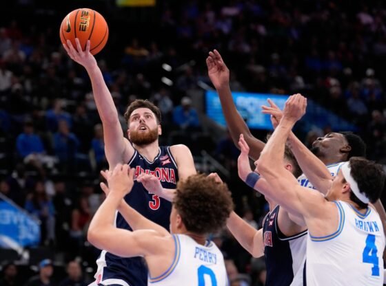 O armador do Arizona, Anthony Dell'Orso, arremessou no primeiro tempo na sexta-feira contra a UCLA.