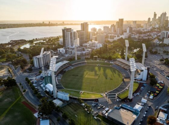 Vista aérea do estádio WACA e do Rio Swan ao pôr do sol em Perth, Austrália Ocidental.