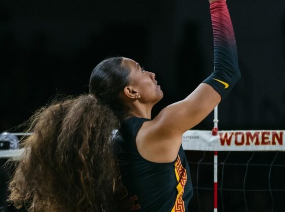 Adonia Faumuina, da USC, bate a bola por cima da rede contra o Nebraska, no Galen Center, no domingo.