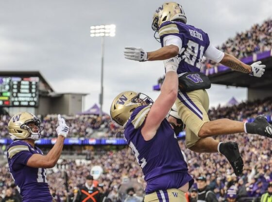 Dezmen Roebuck é levantado no ar após seu segundo touchdown no jogo de sábado contra Illinois. O 23º colocado Illinois Fighting Illini jogou contra o Washington Huskies no Big-Ten Football no sábado, outubro. 25 de outubro de 2025 no Husky Stadium, em Seattle, WA. 231485