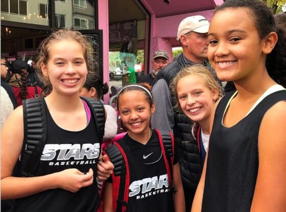 Reyce Mogel, Avery Peterson, Dylan Mogel e Jazzy Davidson posam juntos para uma foto.