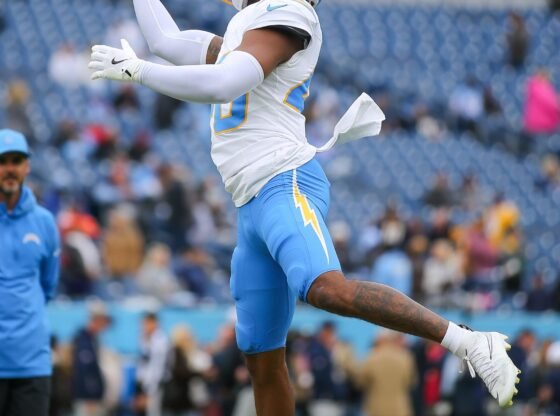 O cornerback do Chargers, Nikko Reed, se aquece antes de enfrentar o Tennessee Titans em 2 de novembro.