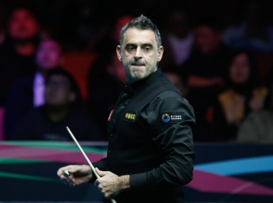 Ronnie O'Sullivan reagindo durante a partida da segunda rodada contra Sanderson Lam no Campeonato Internacional de 2025.