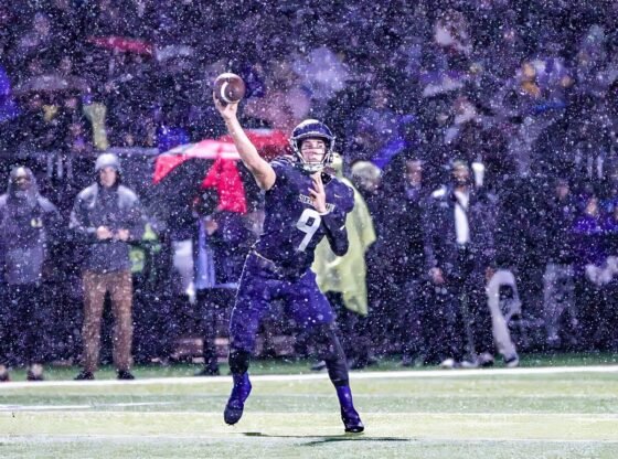 O quarterback do Sierra Canyon, Laird Fink, joga na chuva.