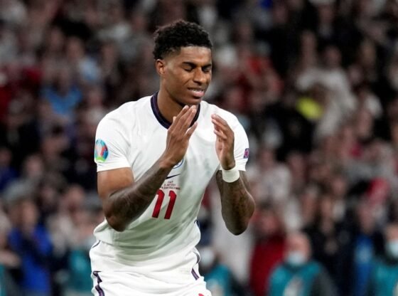 O inglês Marcus Rashford parece abatido depois de perder um pênalti.