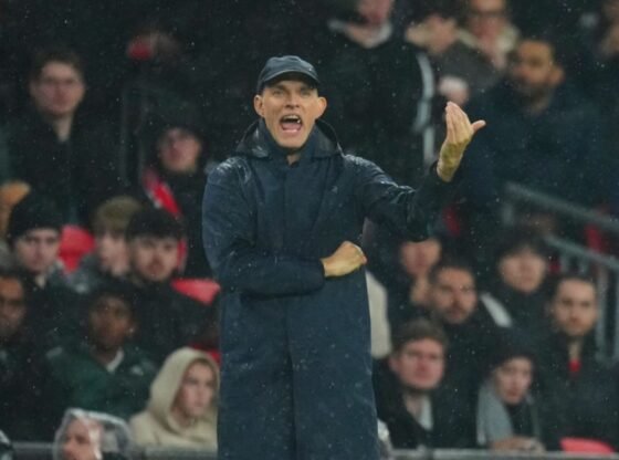 O técnico de futebol Thomas Tuchel gritando e gesticulando durante uma partida de qualificação para a Copa do Mundo FIFA 2026.