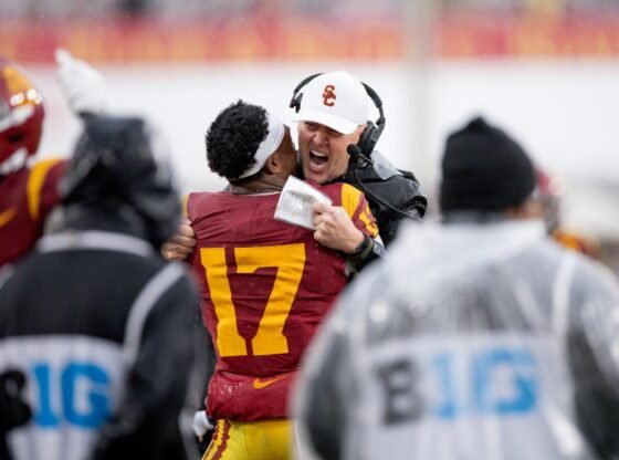 O técnico da USC, Lincoln Riley, comemora com o wide receiver Prince Strachan no Coliseu.