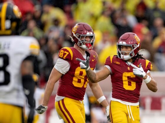 O wide receiver da USC, Makai Lemon, à direita, comemora com o tight end Lake McRee durante o primeiro tempo.