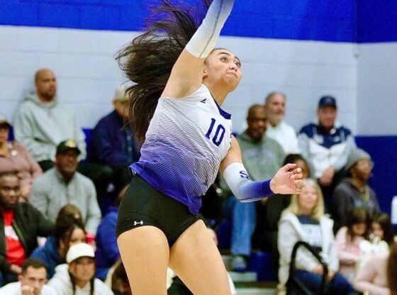 Lucky Fasavaliu saca um ás na vitória de quatro sets do Sierra Canyon sobre Marymount.